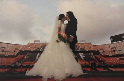 Loles Ruiz y Marc Machí durante su boda en Mestalla.