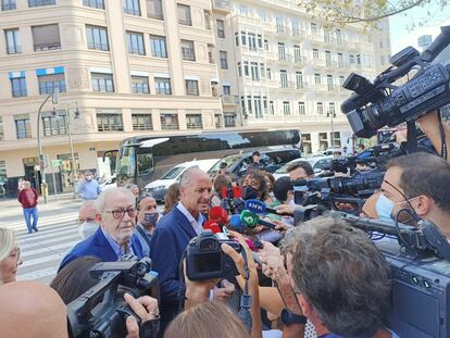 El expresidente de la Generalitat, Francisco Camps, rodeado de cámaras, el pasado octubre.