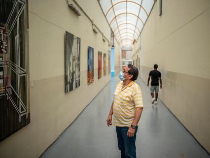 Víctor, un recluso argentino delante de uno los cuadros de Ikella Alonso en la cárcel de Navalcarnero en Madrid.