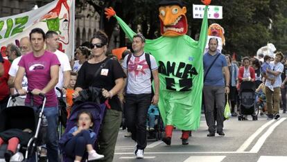 Participantes en la manifestación contra la LOMCE celebrada este sábado en Bilbao.