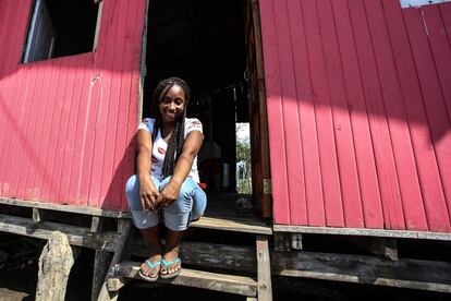 Los sueños de estas mujeres viajan más allá de sus pequeñas casas de madera. Yuri, en la foto, tiene 27 años. Llegó a Tumaco desplazada por la violencia desde Cali. Con 15 años fue violada por dos hombres. Tiene dos hijos y quiere ser chef.