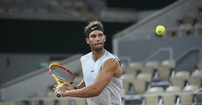 Nadal observa la pelota durante el entrenamiento de este viernes en París.