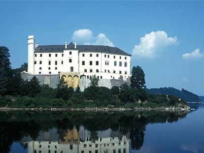 El castillo de Orlik, de estilo neogótico, se agarra sobre una roca a 60 metros por encima del cauce del río Moldava.