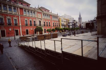 Los palcos para la Semana Santa instalados en la plaza del Ayuntamiento de Sevilla este año.