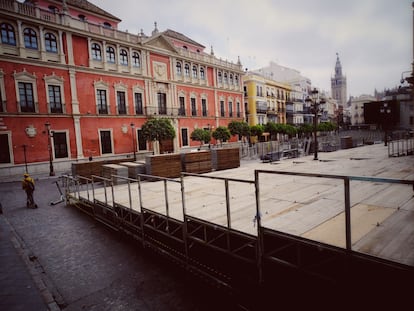 Los palcos para la Semana Santa instalados en la plaza del Ayuntamiento de Sevilla este año.