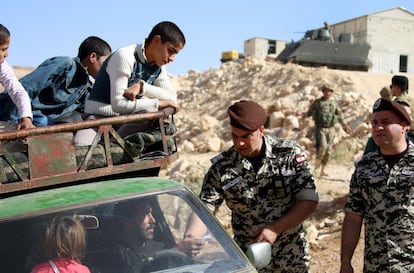 Miembros de las fuerzas de seguridad libanesas realizan controles de identidad en la frontera entre Siria y Líbano antes de dejar cruzar la frontera desde Arsal, en julio de 2018.