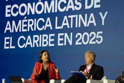 Pepa Bueno, directora de EL PAÍS, conversa con Felipe Larraín, exministro de Hacienda de Chile, durante el panel Perspectivas económicas de América Latina y El Caribe. 