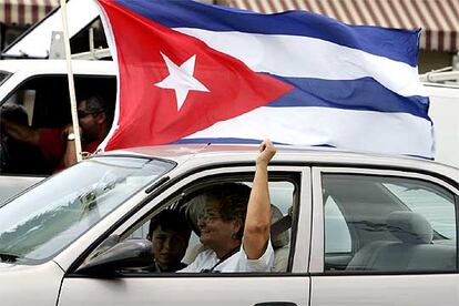 Una mujer y su hijo celebran las noticias procedentes de Cuba en la Pequeña Habana de Miami.