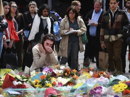 Me solidarizo con esa familia destrozada por la sinrazón y la barbarie. Es un dolor que conozco bien, el de una madre que ha perdido a un hijo. Todos los periódicos y telediarios hoy abren las noticias con su historia, con su rostro. No podía ser de otra manera. En Las Rozas y Comillas se celebran sendos homenajes para un hombre bueno que murió por defender a una víctima inocente. Todo lo que se ha dicho de él es necesario. Todo lo que se haga para destacar su gesto y que no se olvide su nombre de nuestra memoria es necesario. Hoy todos sabemos quién es Ignacio Echeverría, una víctima del terrorismo. Terroristas son aquellos que imponen su razón a base del terror. Ojalá las 27 mujeres víctimas del terrorismo machista reciban la misma consideración. Ellas también han muerto por defender a sus hijos de la barbarie de un ser que imponía su razón a base del terror. Ojalá no se nos olviden sus nombres ni sus caras.