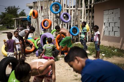 Niños pintan neumáticos para decorar el nuevo parque bautizado como ‘Triángulo de la concordia’.