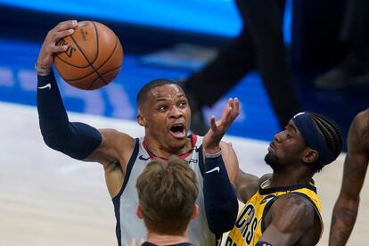 Westbrook lanza ante LeVert.