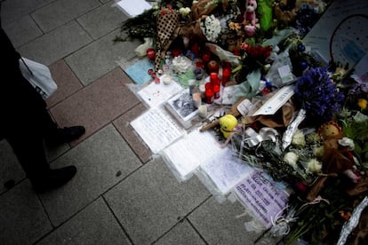 Vista de las flores y los mensajes dejados en el lugar en el que fue asesinado Samuel Luiz, el joven de 24 años que perdió la vida en la madrugada del sábado. La Policía Nacional ha detenido durante la pasada noche a una cuarta persona como supuesta autora de la agresión mortal al joven Samuel Luiz en A Coruña.