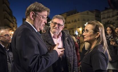 El presidente de la Generalitat, Ximo Puig, y el alcalde de Torrent -de donde procedían muchas de las víctimas del accidente-, Jesús Ros, saludan a Rosa Garrote al final de la concentración en la plaza de la Virgen.