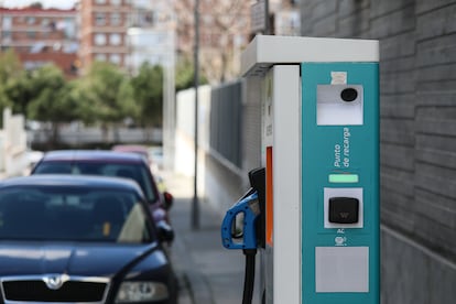 Punto de recarga de coches eléctricos  en el Paseo de los Melancólicos (Madrid).