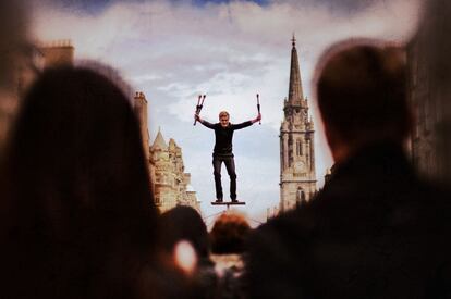 Un artista callejero entretiene a los viandantes en la Royal Mile.