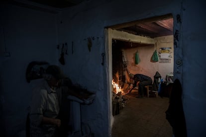 "Siempre hemos vivido así. Cuando hace frío, prendemos fuego. Dormimos bajo mantas. Estás aquí, tienes gallinas, conejos, la tierra, y te las arreglas", dijo Sinforosa. En la imagen, ambos encienden la chimenea de su casa para cocinar carne, el 23 de mayo de 2018.