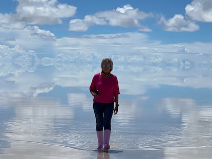 Sania Jelic, en el salar de Uyuni, en medio de los Andes en el sur de Bolivia.