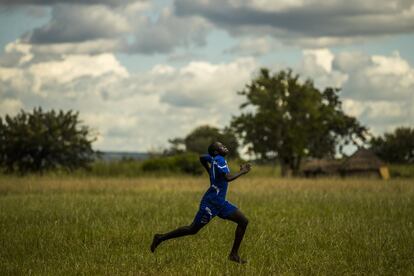 Aparte de estudiante modélica, Harriet es una velocista formidable. Al correr dice que se siente libre. Recientemente se ha clasificado para representar a Adjumani en un campeonato regional de atletismo. Su sueño es competir en Kampala, la capital. Su especialidad son los 100 y 200 metros libres. Harriet imprime a las plantas de sus pies descalzos una velocidad eléctrica para atravesar la meta la primera. No está acostumbrada a perder.