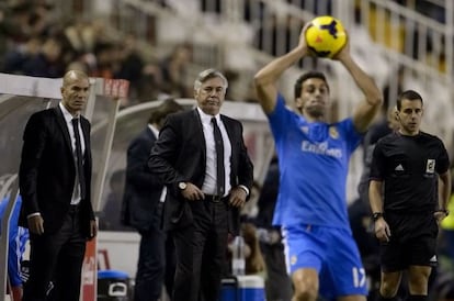 Ancelotti observa a sus jugadores desde la banda