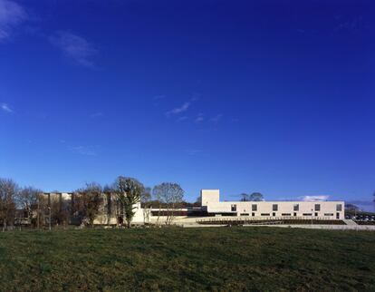 <strong>Colegio Público Loreto</strong> (2006), en Milford (Irlanda). Situada en un pequeño pueblo en el extremo noroeste del país, esta escuela acoge a más 700 estudiantes. Las diferentes alas del edificio se disponen como un molinete y crean múltiples "habitaciones" al aire libre que están protegidas de los vientos, y que pueden ser utilizadas de muchas maneras por estudiantes, profesores y personal. |