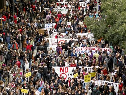 Los manifestantes, durante su recorrido por Pamplona.