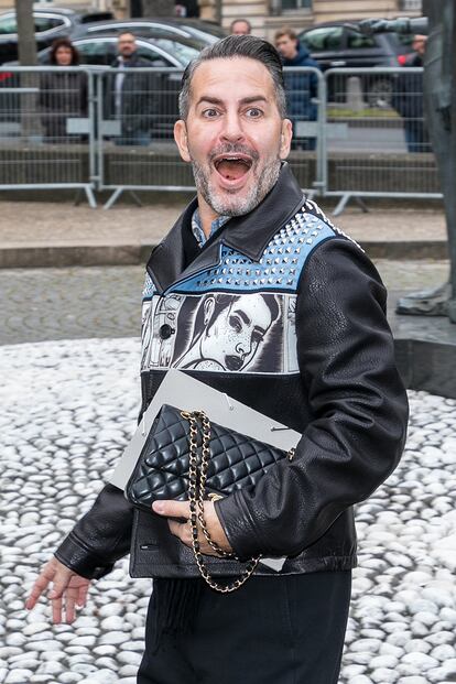 En la foto, Marc Jacobs en marzo camino del desfile de Miu Miu, con chaqueta de Prada y bolso de Chanel. Esa noche, el diseñador cenó con Katie Grand y Miuccia Prada. «El respeto, la admiración y el amor que siento por Mrs Prada no puede expresarse con palabras. Que se uniera a mi cena ha significado lo más grande para mí. Cada vez que tengo la oportunidad de compartir tiempo con ella es un privilegio, y doy gracias por ese privilegio».