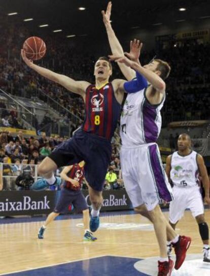 Mario Hezonja, a punt d'encistellar davant Fran Vázquez.