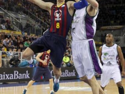 Mario Hezonja, a punt d'encistellar davant Fran Vázquez.