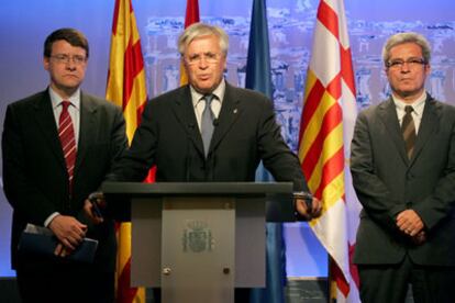 El alcalde de Barcelona, Joan Clos, junto con el consejero Joan Saura, a la derecha, y el ministro Jordi Sevilla.