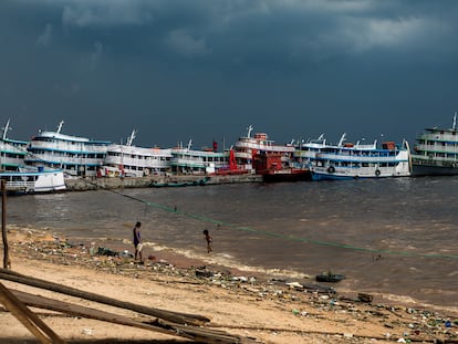 El puerto fluvial de Manaos (Brasil), donde atracan y de donde parten sin cesar barcos rumbo a la aventura del Amazonas.