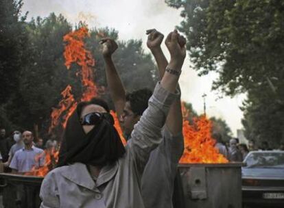 Cientos de manifestantes han salido de nuevo a las calles de Teherán, para conmemorar el décimo aniversario del ataque a la Universidad de Teherán por parte de las milicias del Gobierno