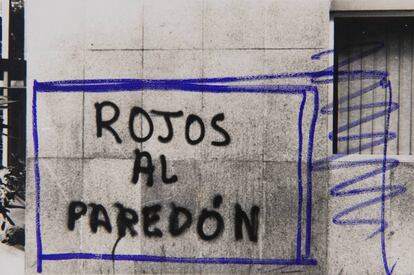 Fotografía de Lluís Crusellas en las que se pide 'Rojos al paredón'.
