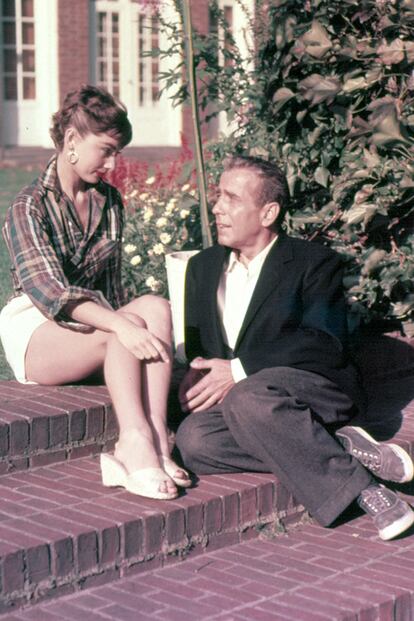 No somos ni Romeo ni Julieta

	Audrey Hepburn y Humphrey Bogart (Sabrina, Billy Wilder, 1954)

	No es solo una cuestión de edad y de estilo, la reunión de Audrey Hepburn y el protagonista de El halcón maltés, daría en la pantalla una de las parejas más descafeinadas de la historia del cine.
	 