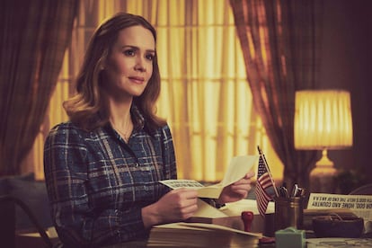 Alice Macray (Sarah Paulson)

Pese a la complejidad, contradicciones y perfectos matices de su personaje, Alice no existi en la vida real. Macray, supuestamente vecina de Schlalfly en la serie, es una amalgama de mujeres, de cmo el equipo de guionistas del show imaginaba que sera el crculo ms prximo?a la conservadora. Su personaje, en uno de los mejores episodios de la serie, sirve para experimentar con la fantasa de qu pasara si una supuesta conservadora contraria a la igualdad de derechos conoce y se acerca, empatiza Ctotalmente colocadaC? sus antagonistas. "Es un personaje de composicin, as que busqu material de la poca para inspirarme", explic Paulson sobre el desarrollo de su personaje a??E News.