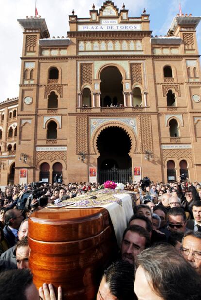 Familiares y amigos sacan el féretro de Antoñete de Las Ventas entre la multitud.