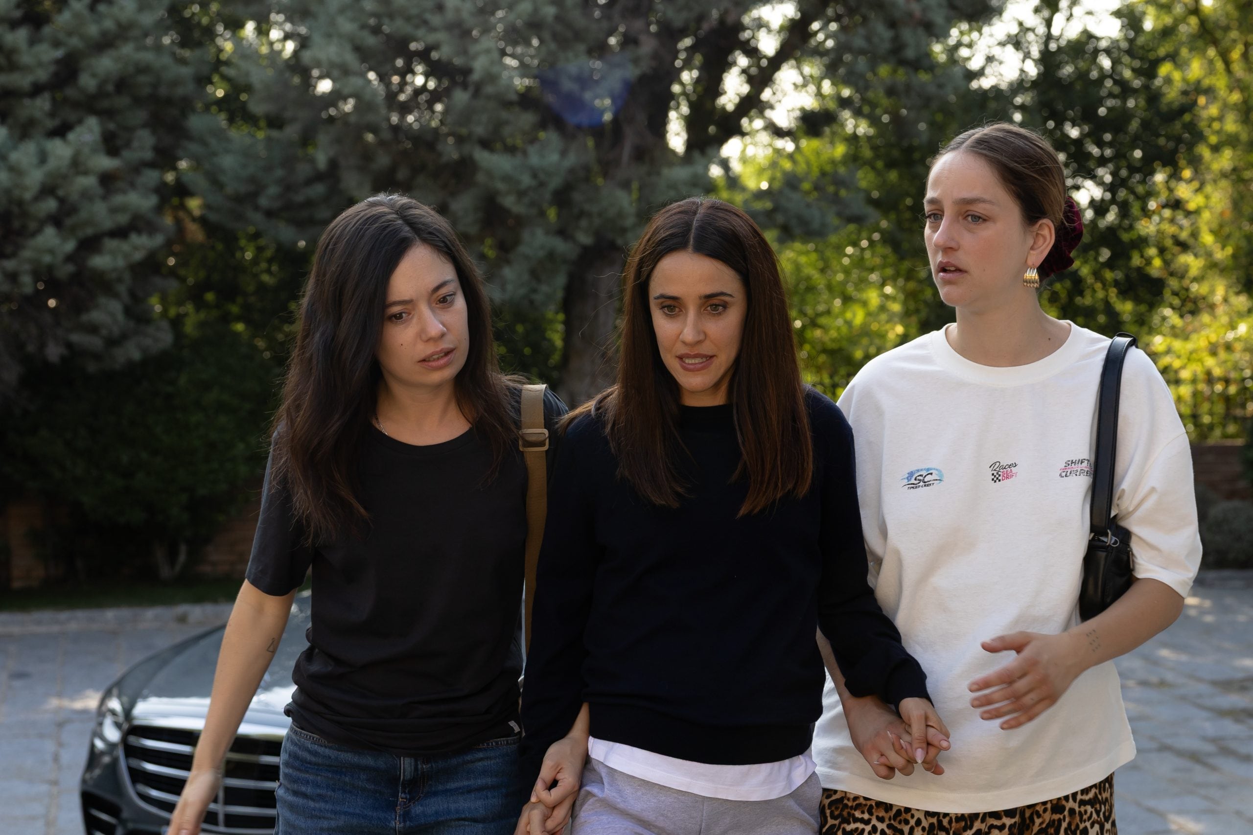 Anna Castillo, Macarena García y Laura Weissmahr, en 'Se tiene que morir mucha gente'.