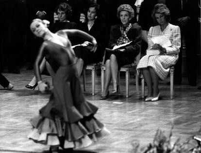 7 de mayo de 1985. Nancy Reagan, primera dama norteamericana, junto a la reina Sofía y a Carmen Romero, en la clase de la Escuela de Arte Dramático y Danza en el escenario del Teatro Real de Madrid, durante la visita oficial del presidente norteamericano y su esposa a España.