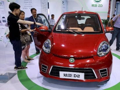 Visitantes ante un coche el&eacute;ctrico en la feria de Pek&iacute;n.