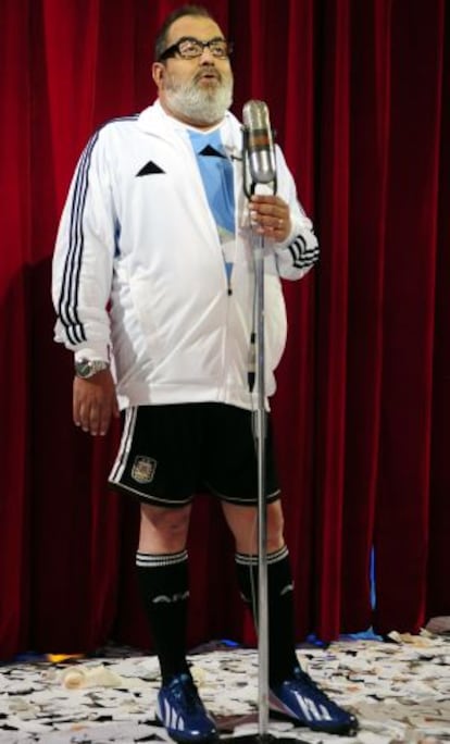 Jorge Lanata, dressed as a soccer player.