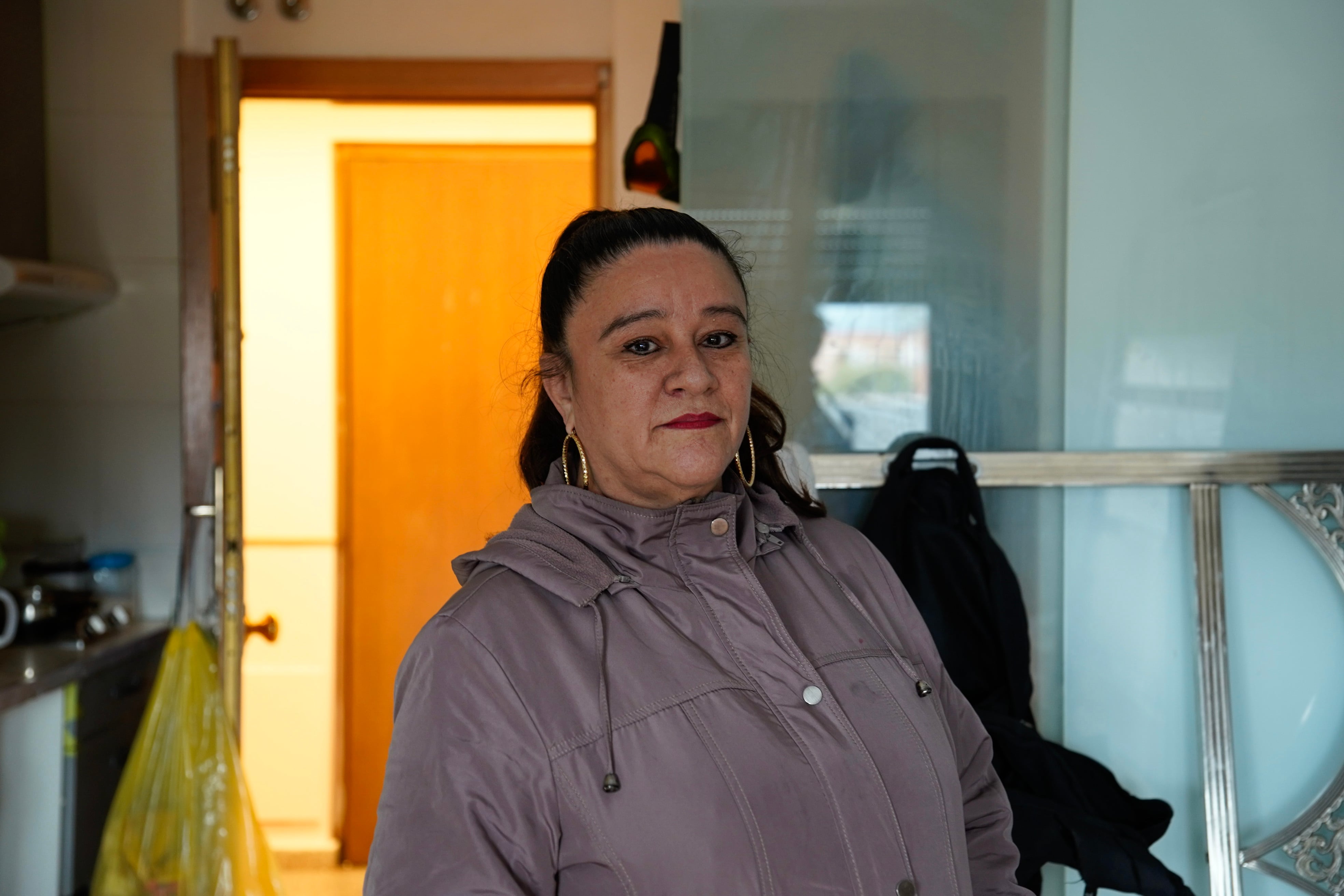 Blanca, residente del bloque de pisos okupado en Collado de Villalba, el pasado jueves.