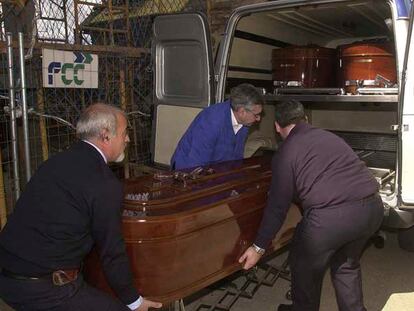 Traslado de los cuerpos de las víctimas de El Real de San Vicente al tanatorio de Talavera de la Reina.