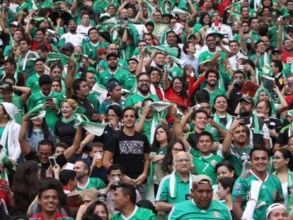 Torcida mexicana em uma partida no estádio Azteca.