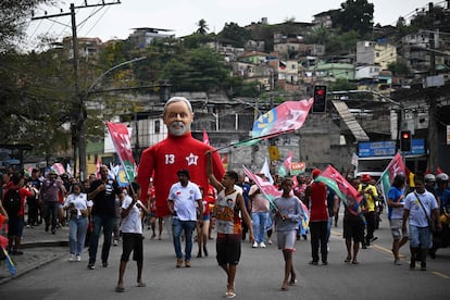 Una figura inflable con la cara de Lula y el uniforme del Partido de los Trabajadores, durante el mitin.