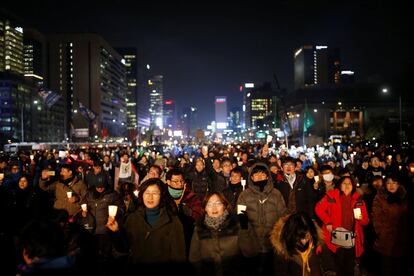 Miles de personas asisten a una concentración en el centro de Seúl, pidiendo que la presidenta surcoreana Park Geun-hye dimita.