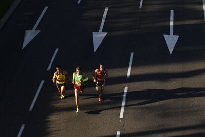 Los maratonianos, discurren en la misma dirección de las flechas de la calzada.