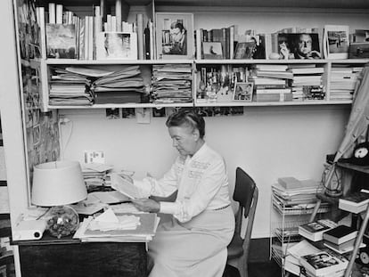 Simone de Beauvoir, en su casa de París en 1968. 