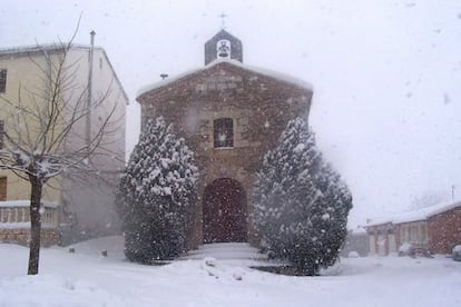 Una de las localidades más afectadas por la intensa nieve ha sido Burgos, lo que ha provocado el corte de varias carreteras pero también escenas de gran belleza como la recogida por uno de nuestros lectores en la localidad de Ermita de Busto de Bureba. (SEVERINO HERMOSILLA FERNÁNDEZ)