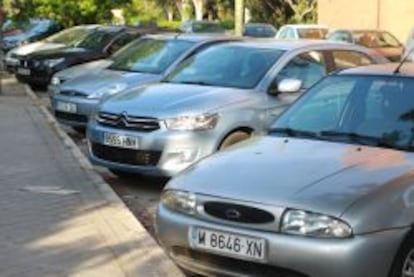 Coches aparcados en una calle de Madrid.