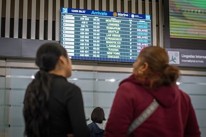 Personas esperan a sus seres queridos tras los retrasos en la terminal dos del aeropuerto.
