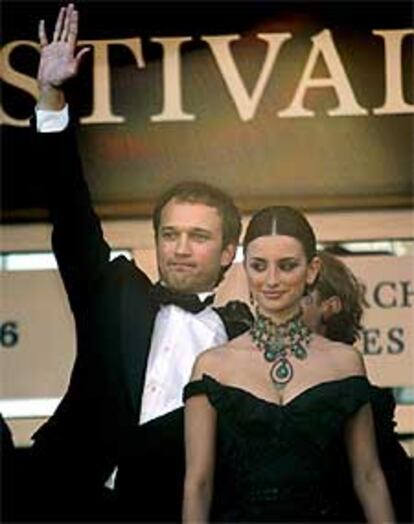 Penélope Cruz y Vincent Pérez, ayer en la gala inaugural de Cannes.
/ REUTERS